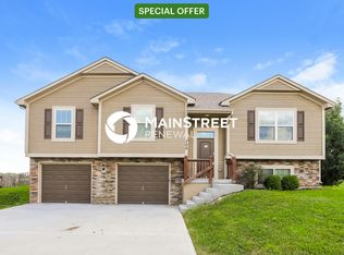 300 Golfview Dr, Pleasant Hill, MO 64080