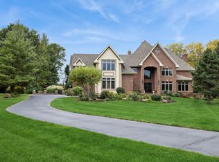 6 Fawn Ridge Dr, Oakwood Hills, IL 60013