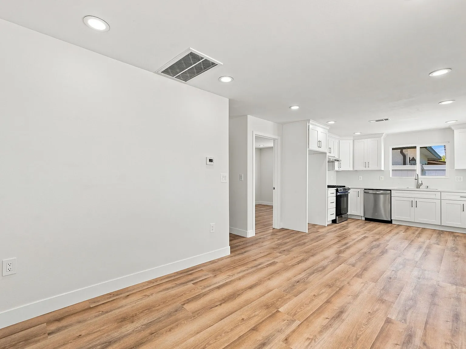 2 bed, 720 sqft, $3,100 — Photo 3