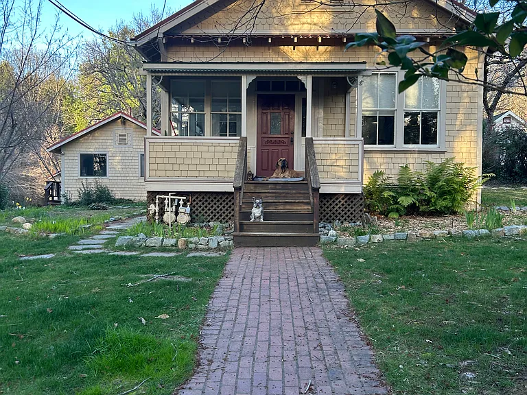 323 Clay St — Photo 1