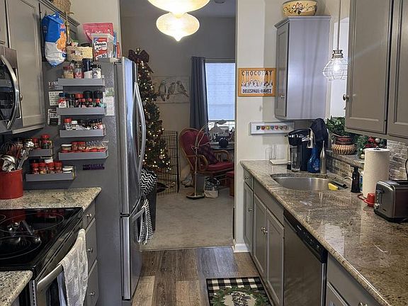 4th image of 28 Charlemont Ct