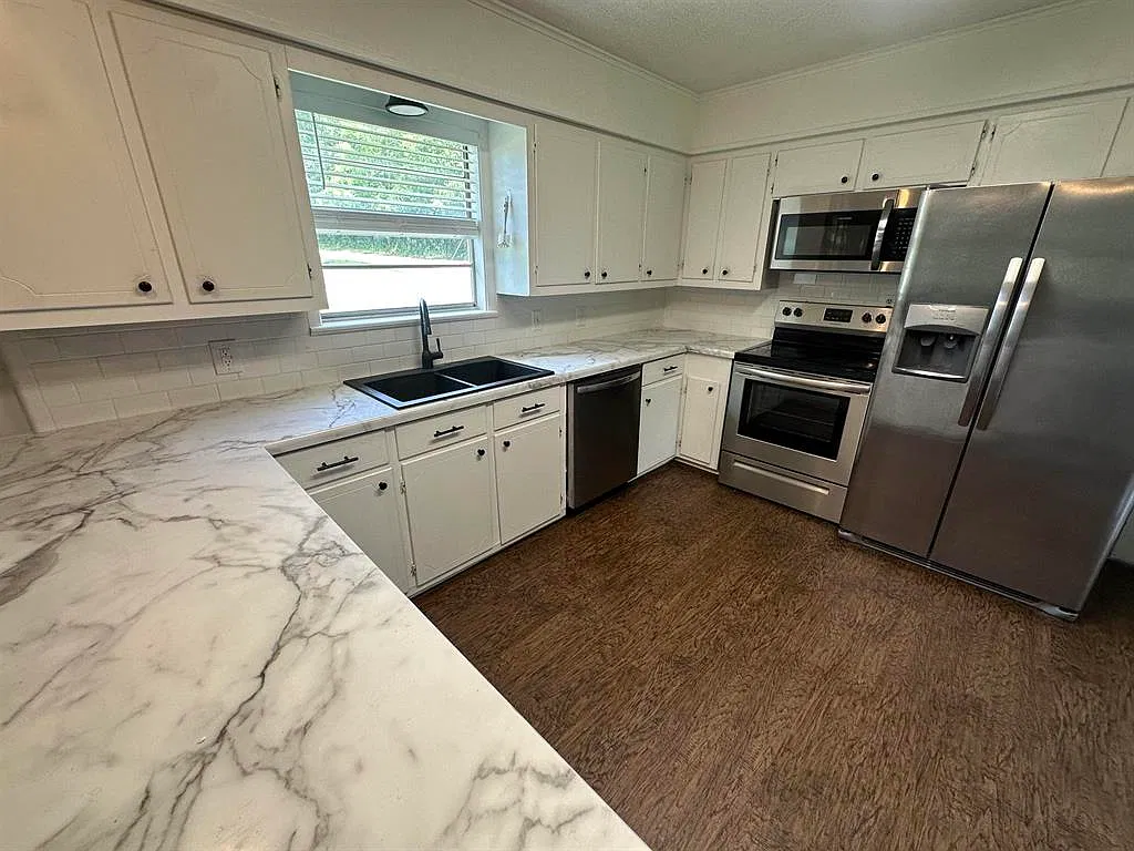 3 bed, 2.0 bath, $1,500 — Photo 2