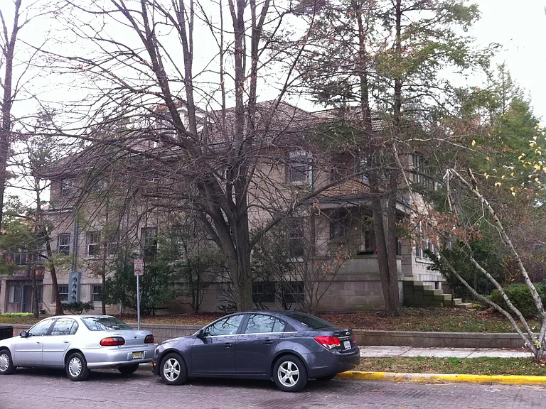720 E 8th St — Photo 3