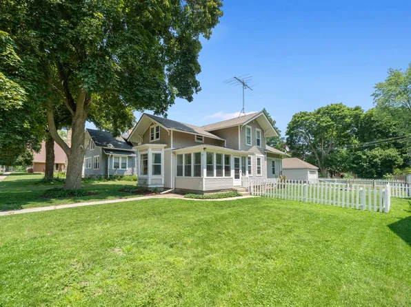 220 N Cedar St, Waterman, IL 60556