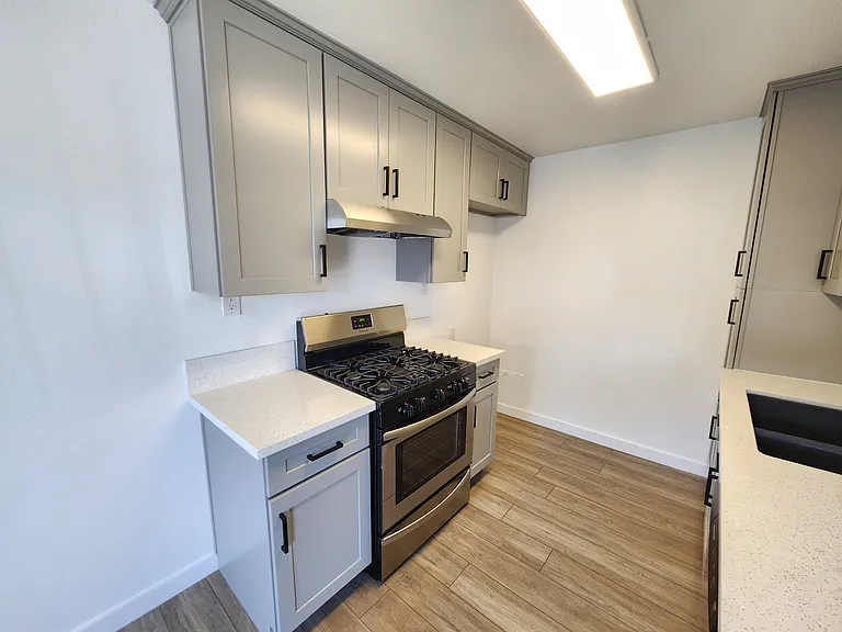 1520 Freeman Ave — Photo 16