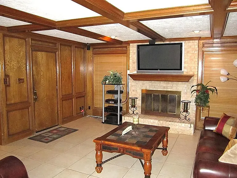 503 Lorie Ln — Photo 7