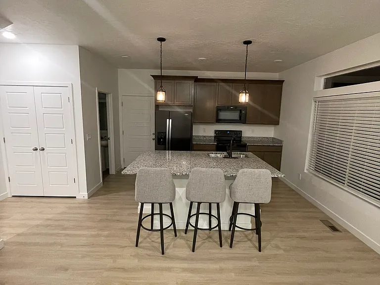 266 S Meadowbrook Ct — Photo 4