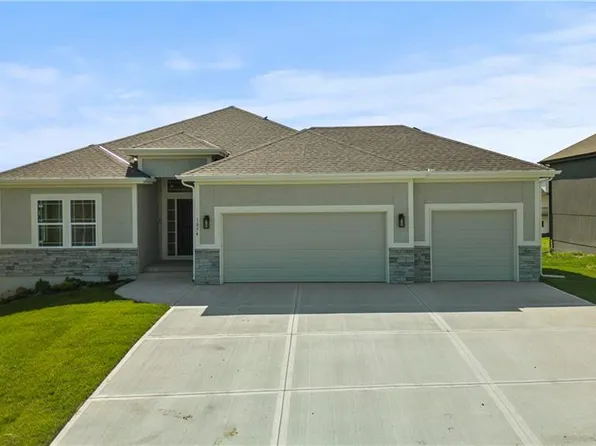 1054 Fir Ln, Liberty, MO 64068