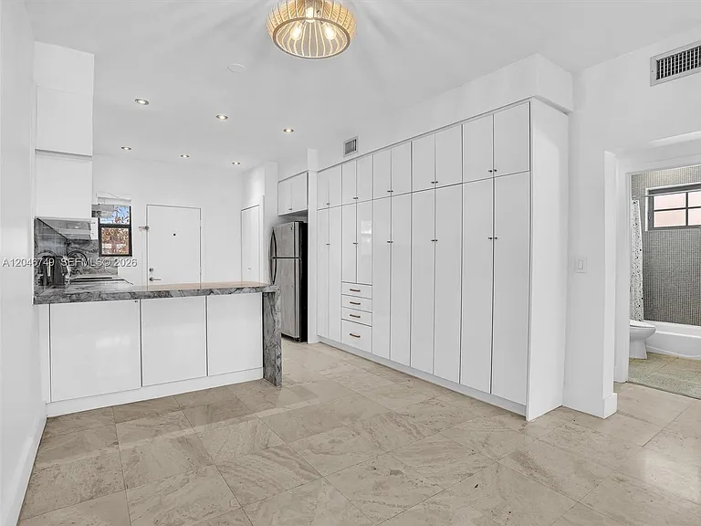 1045 Lenox Ave #12 — Photo 6