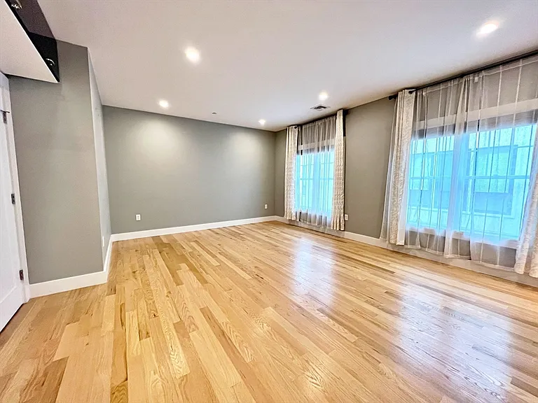 186 Havre St #8 — Photo 18