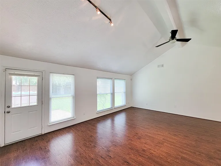 16807 Sussex Dr — Photo 17