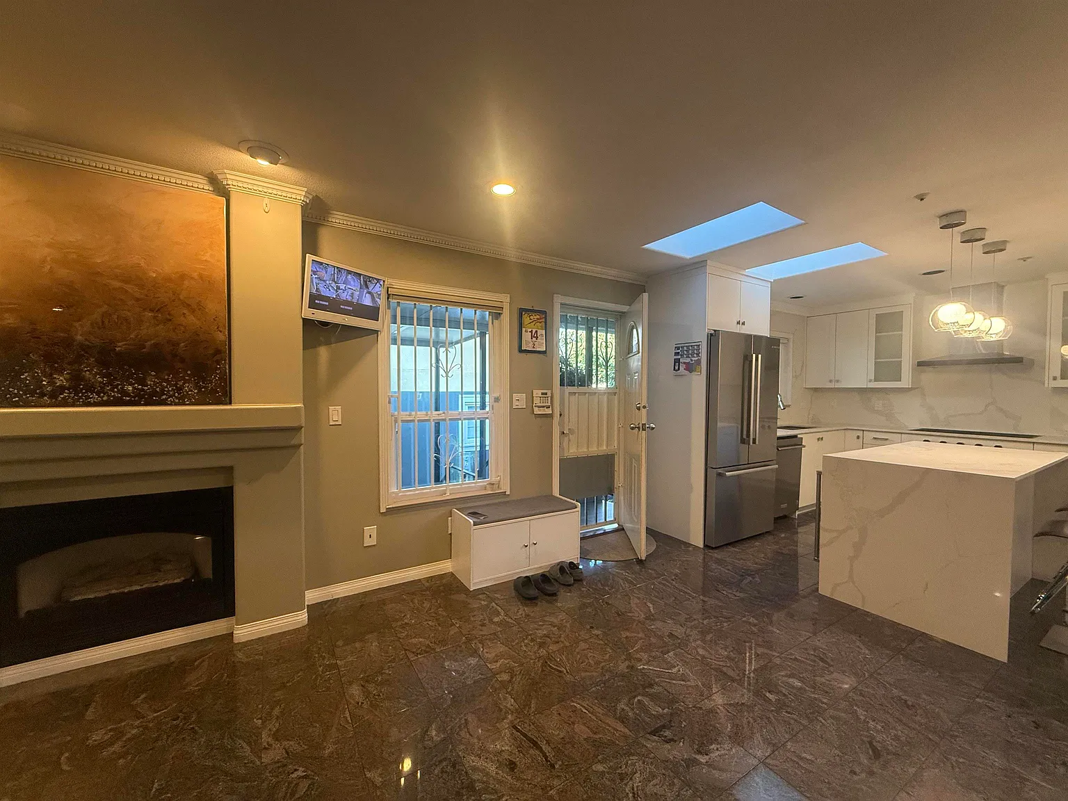 4 bed, 2351 sqft, $4,300 — Photo 4