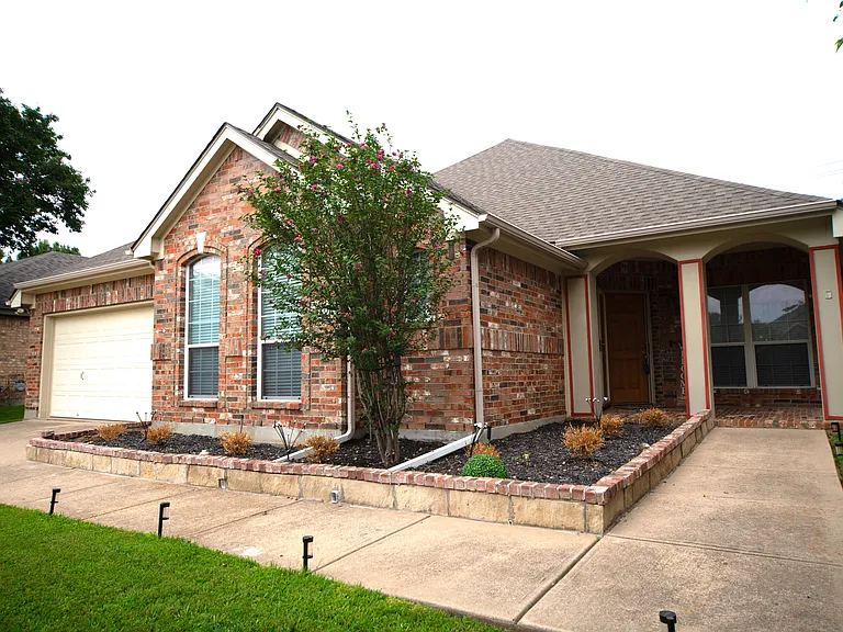 2708 Comanche Trl — Photo 24