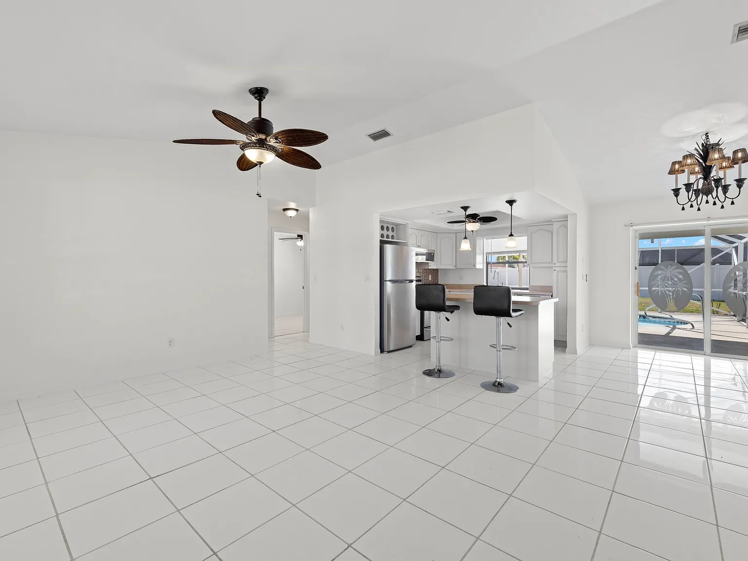 3 Bed 2 Bath w/garage Pool Home — Photo 4