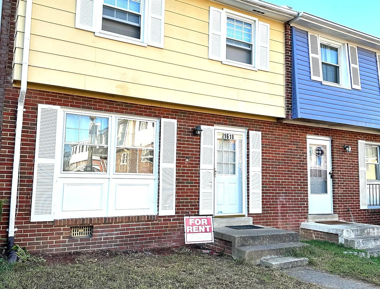 3 bed, 2.5 bath, 1350 sqft, $2,100 — Photo 2
