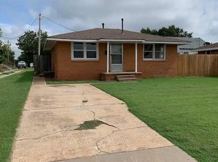 205 N 17th St, Clinton, OK 73601