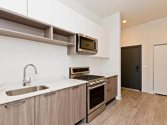 3rd image of 854 N Larrabee St #202
