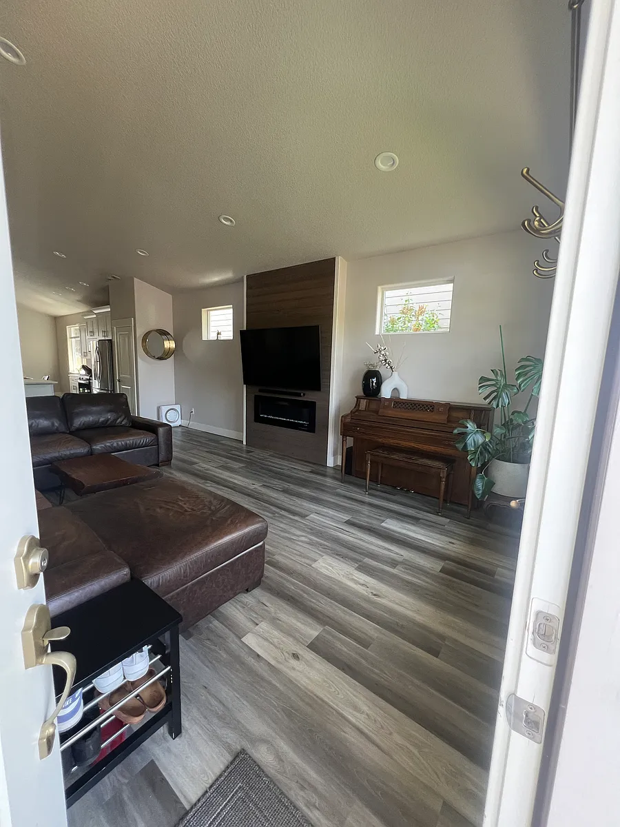 Entry - 10715 NE 70th St