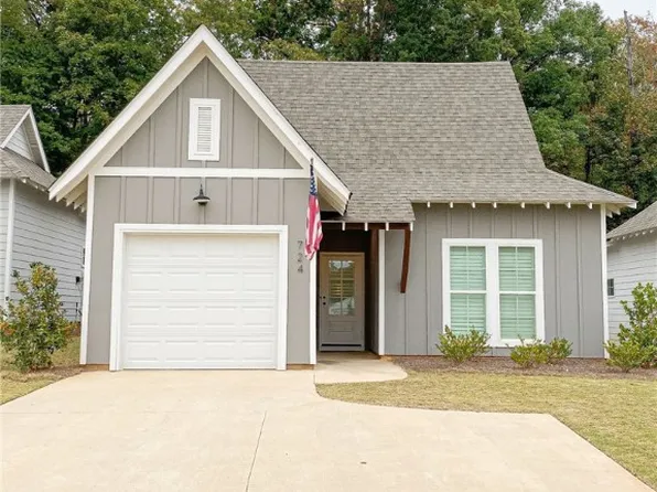 724 Village Dr, Opelika, AL 36801