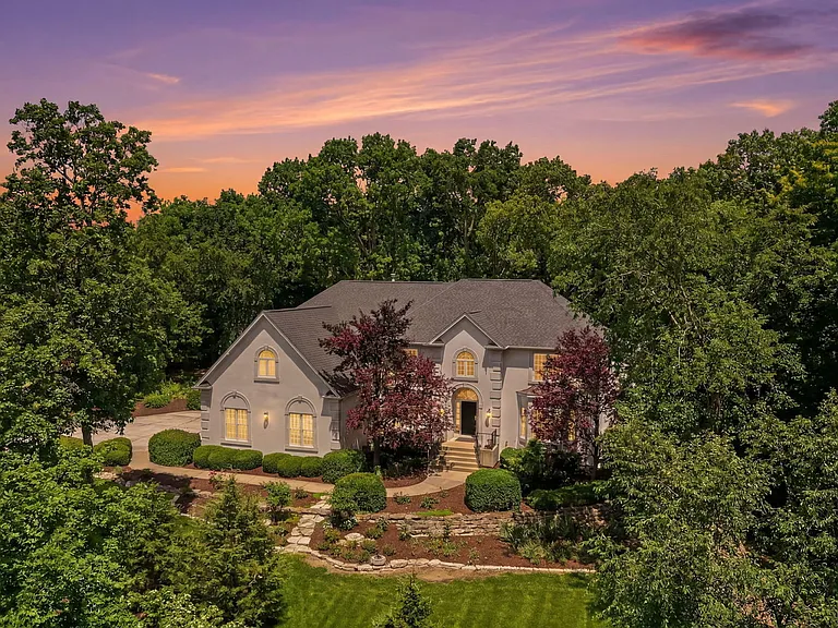 36W244 Fieldcrest Dr — Photo 2