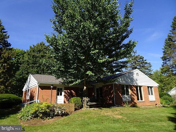 2nd image of 1420 E Park Hills Ave