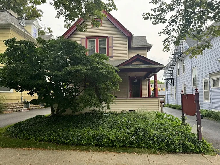 780 University Ave — Photo 25