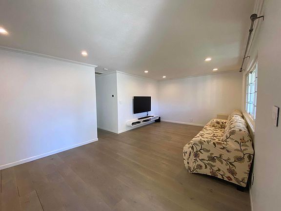 3rd image of 918 Daffodil Way