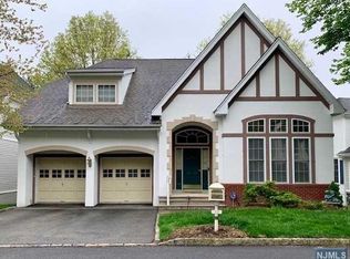 18 Hunters Run, Oakland, NJ 07436
