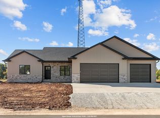 W5765 Roundstone Pl, Menasha, WI 54952