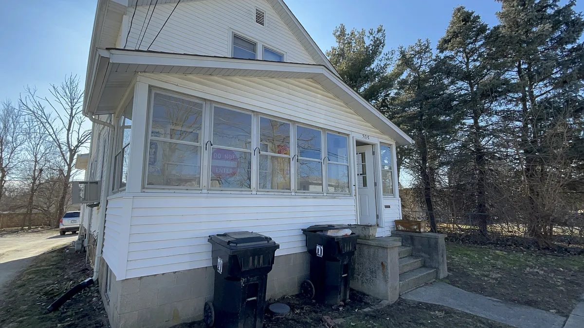 Building Photo - 205 E Phoenix Ave #1