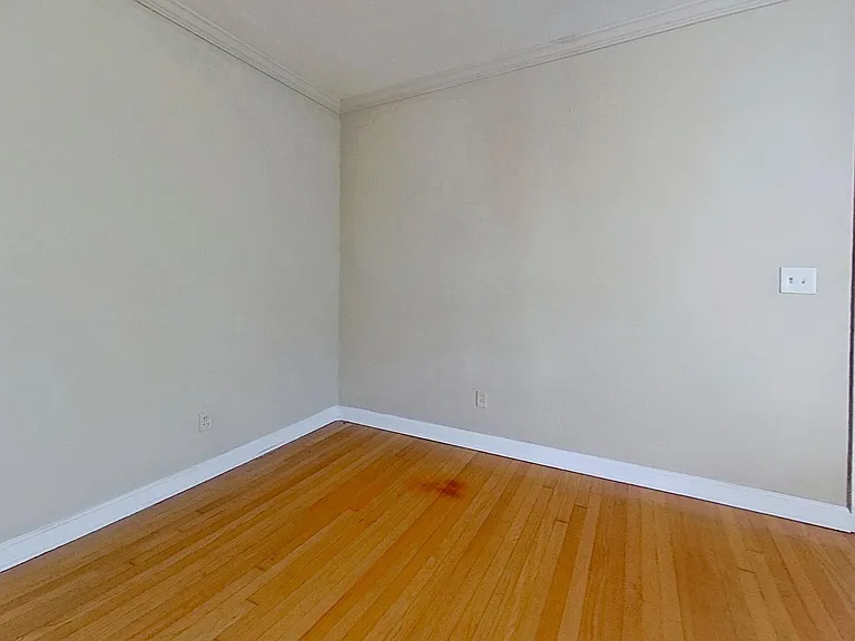 charming 2-bedroom, 1-bath upstairs rental — Photo 13