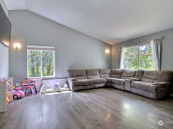 4th image of 351 E Parkway Boulevard