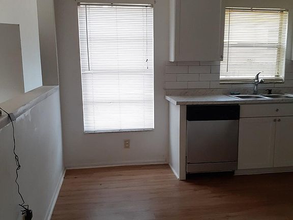 3rd image of 506 Saint Petersburg Dr W