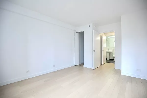 Rented by Manhattan Realty Group | media 11