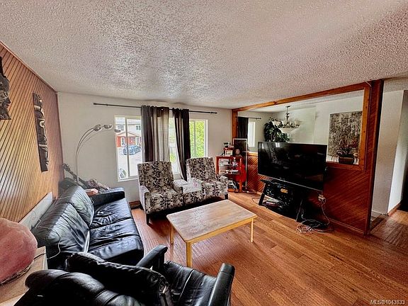 3rd image of 1690 Holly Cres