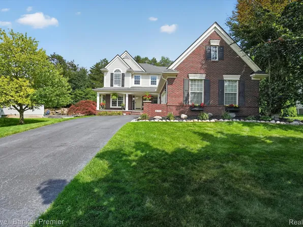 205 Franklin Lake Cir, Oxford, MI 48371