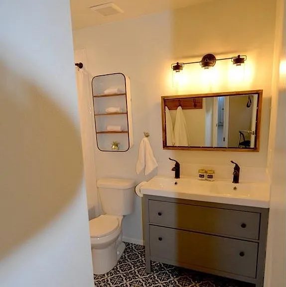 990 Sparta Dr — Photo 16
