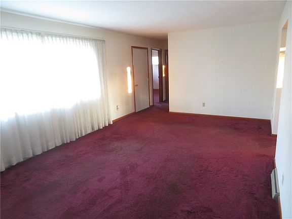 3rd image of 119 Elizabeth Dr