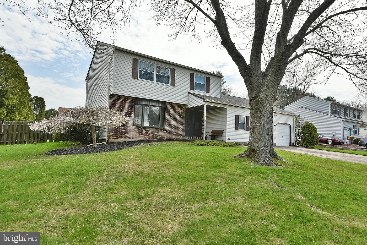 158 Knightsbridge Dr photo 1