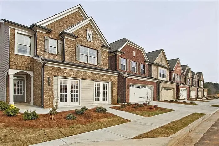 3 bed, 3.0 bath, 1825 sqft, $2,200 — Photo 2