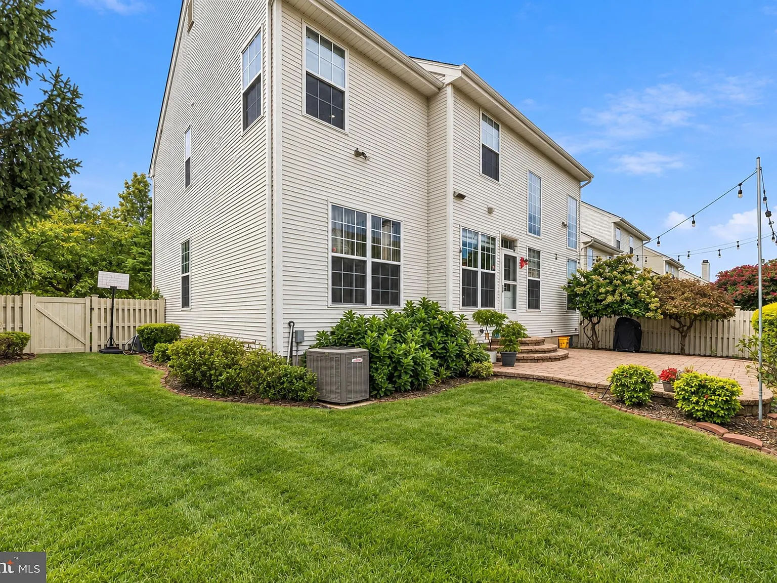 4 bed, 3.5 bath, 2272 sqft, $4,950 — Photo 4