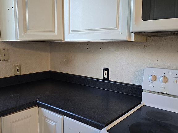 5th image of 16290 Hawthorne Ave