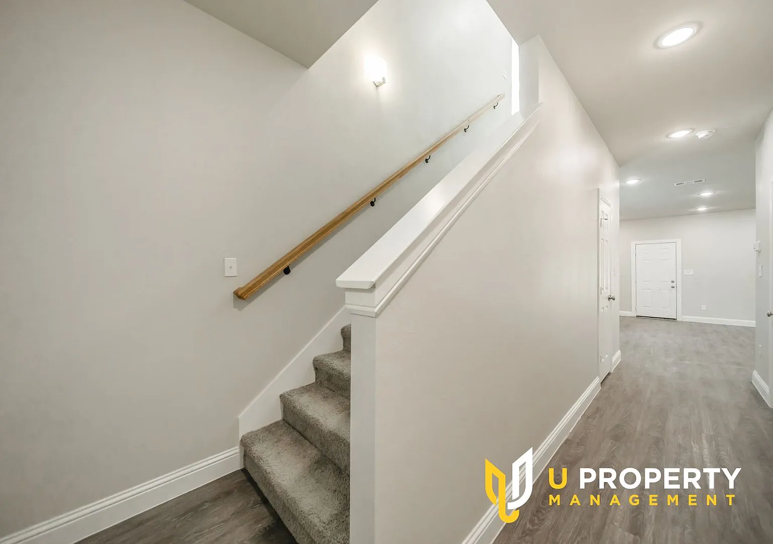 Renovated 3-bedroom, 2.5-bathroom Condo. No carpet! — Photo 4