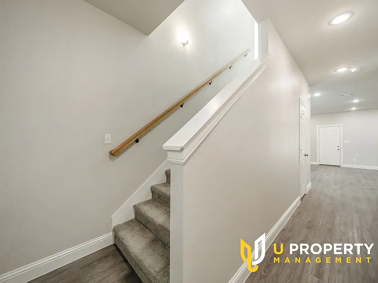 1014 W Ford St — Photo 4