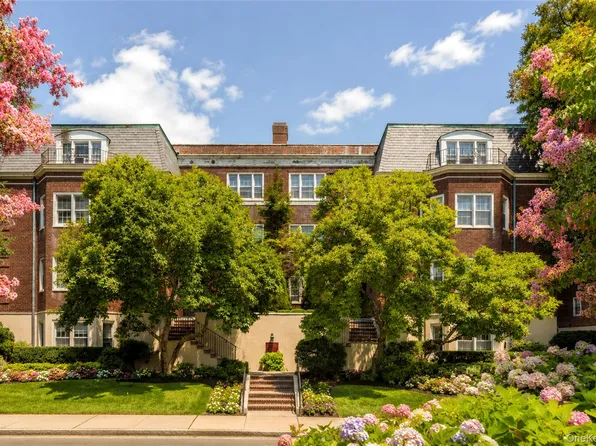 2 chateaux Circle #2E, Scarsdale, NY 10583