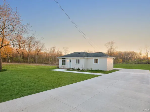 3021 Giddings Rd, Auburn Hills, MI 48326