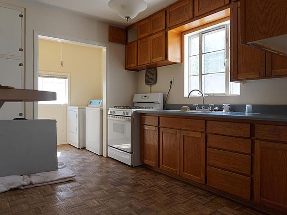 3rd image of 2928 Santa Monica Ave SE