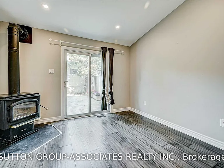 739 Manning Ave — Photo 11