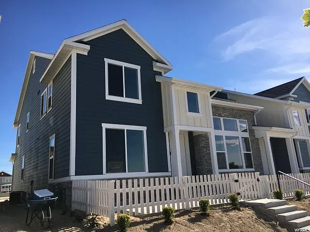 1044 W Narrows Ln — Photo 1