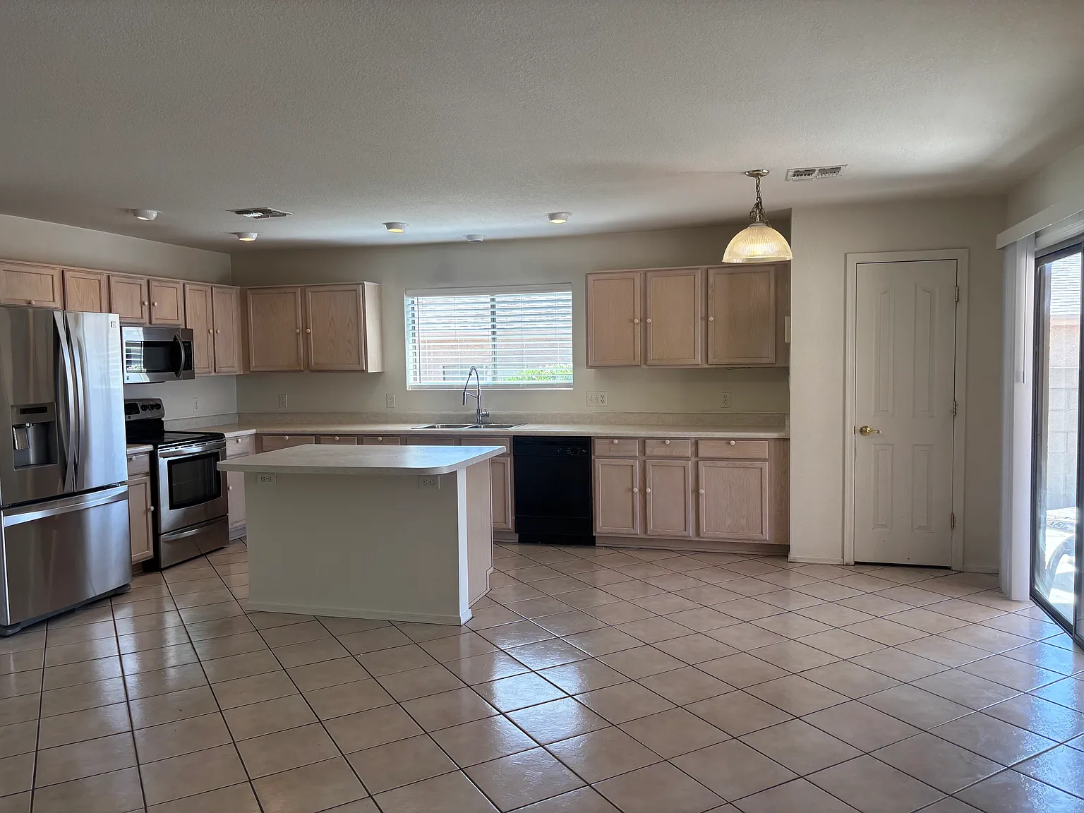 3 bed, 1990 sqft, $2,200 — Photo 4